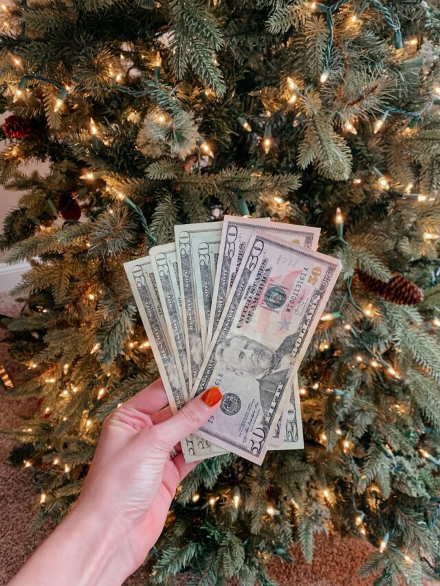 10 Tips Not to Go Broke During the Holidays