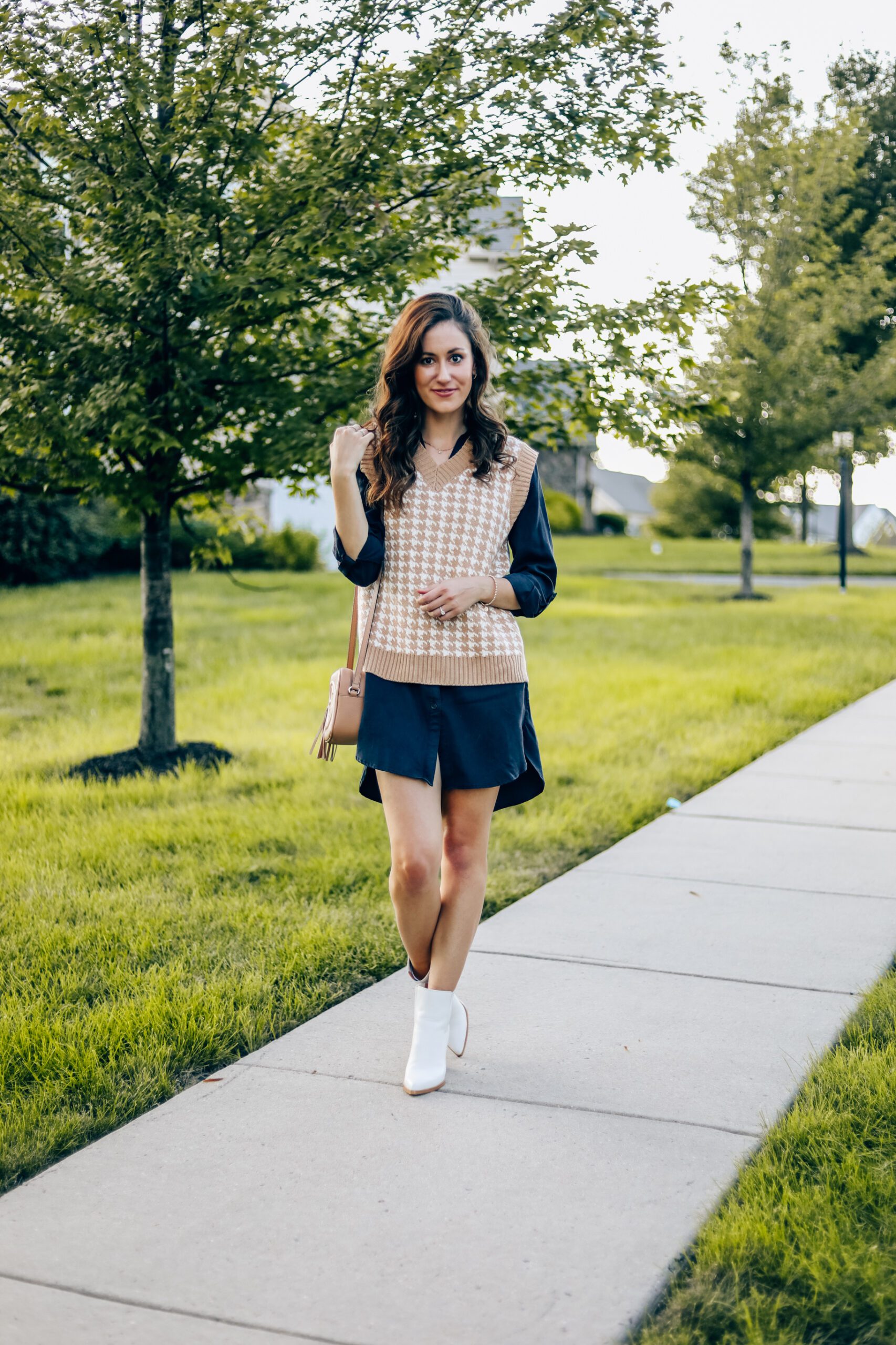 HOW TO STYLE A SWEATER VEST FOR FALL - Chic Sweater Vest Outfit Idea from Amazon on Coming Up Roses!