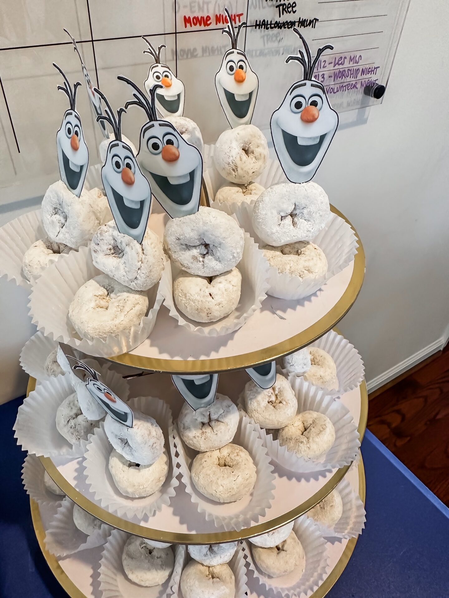 Frozen Birthday Party ideas on Coming Up Roses - Easy Olaf powdered donuts