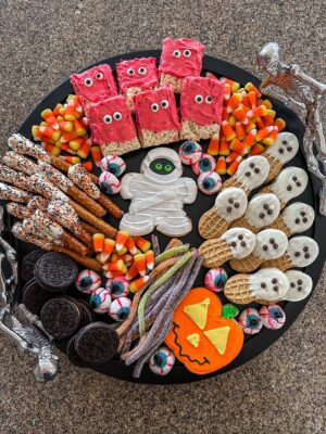 HALLOWEEN CANDY CHARCUTERIE BOARD - A fun, sweet CharBOOterie for the season!