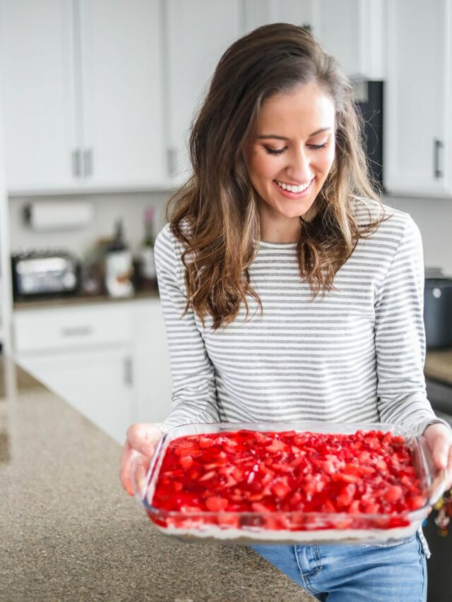 MY FAVORITE STRAWBERRY PRETZEL SALAD RECIPE