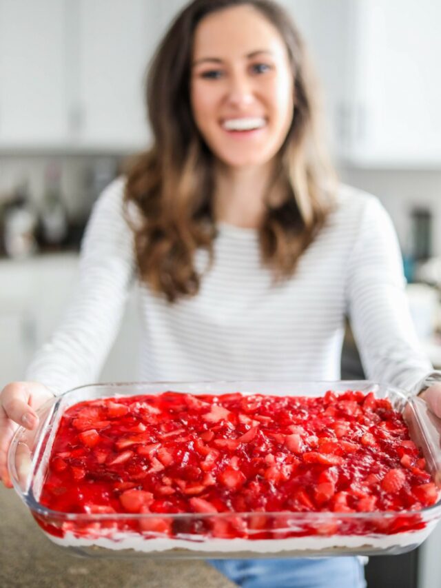 MY FAVORITE STRAWBERRY PRETZEL SALAD RECIPE